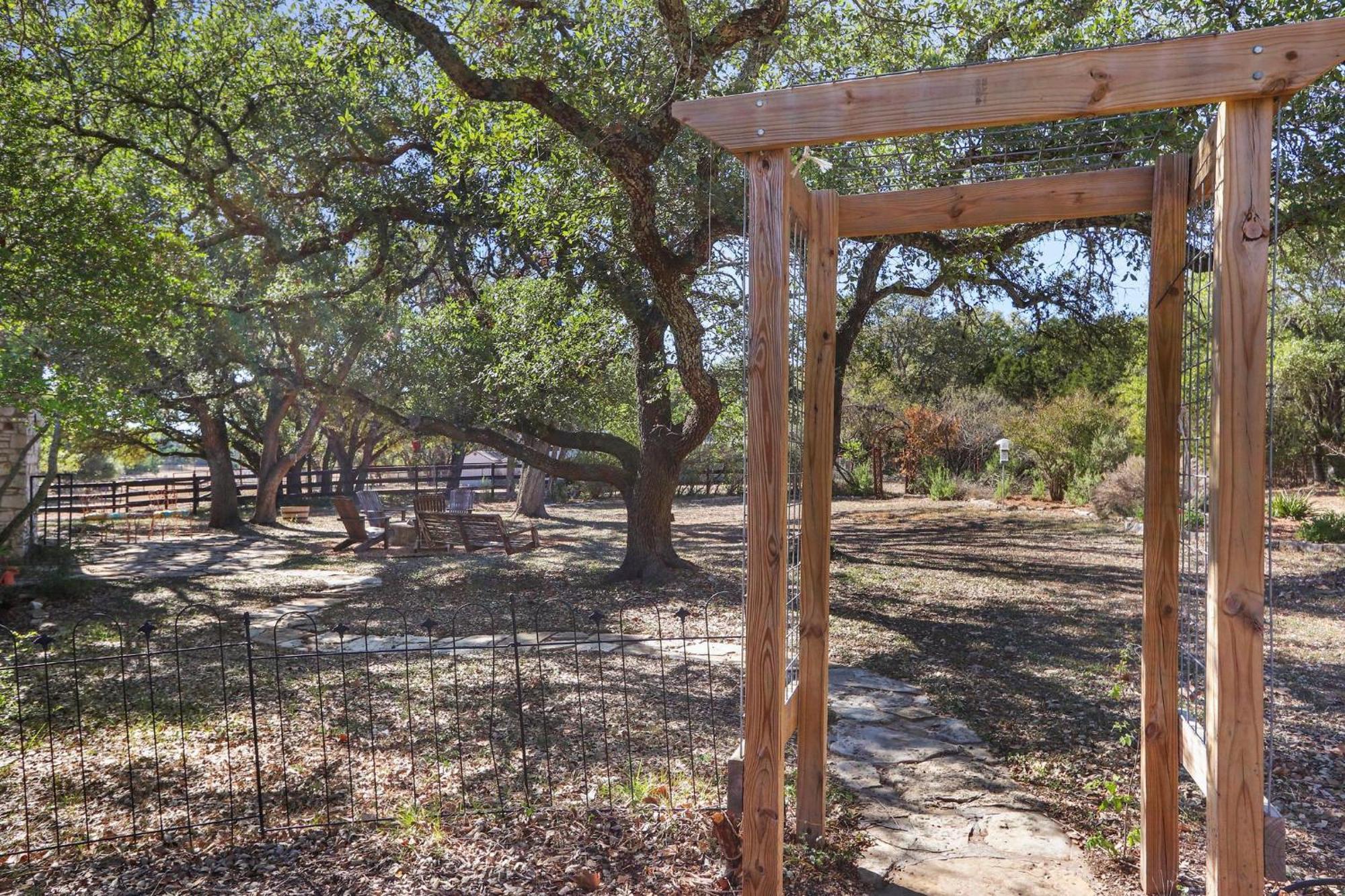 Red Donkey Cottage Wimberley Exterior photo